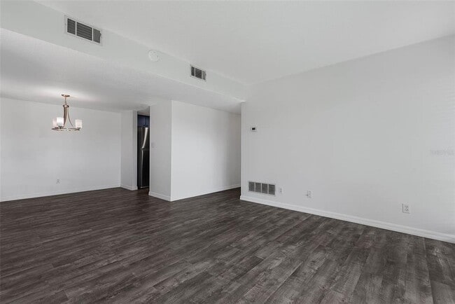 Building Photo - 60 Club House Dr