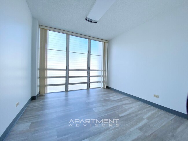 Building Photo - RENOVATED! 2 BED / 2 BATH / 1 PRK! CONVENI...