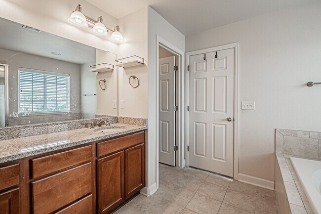 Building Photo - Spacious 5BD, 4BA Castle Rock Home with Fi...