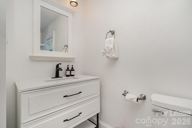 Building Photo - 8823 Dartmoor Pl