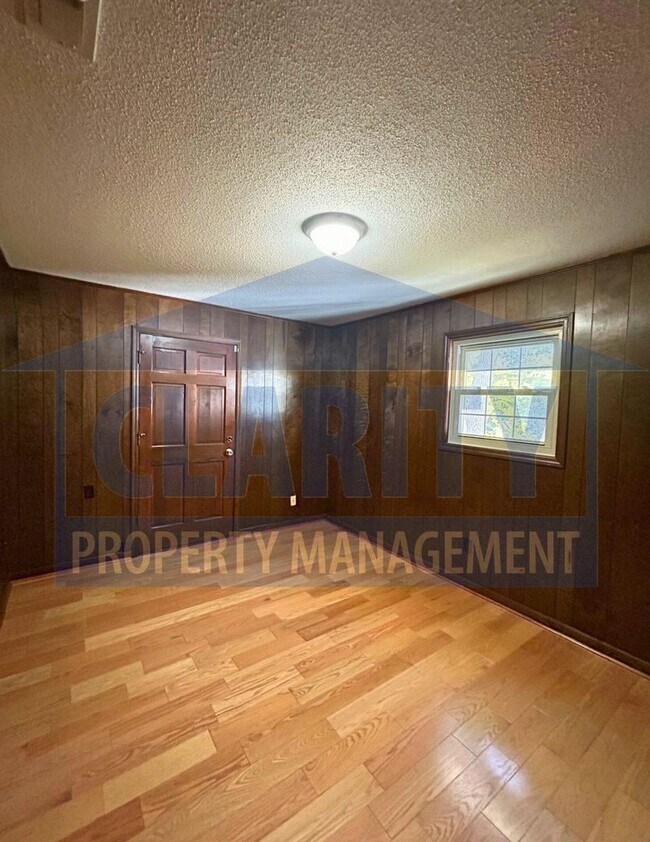 Building Photo - Charming two story home with garage and large yard!