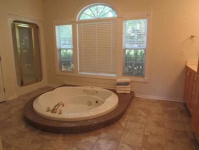 Building Photo - Osage Beach house for rent