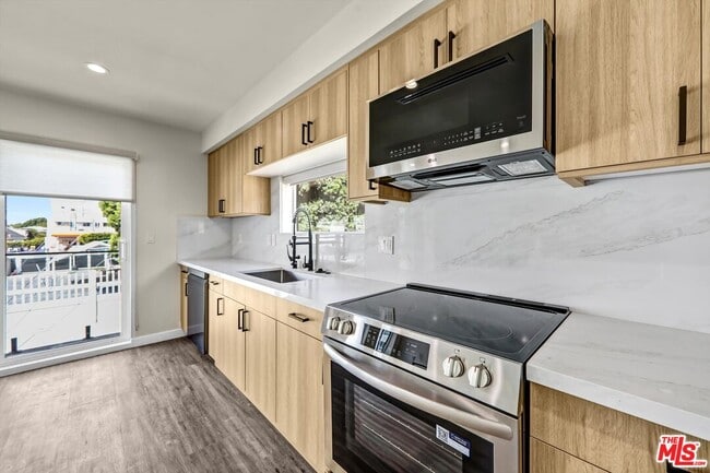 Building Photo - 1309 N Sycamore Ave