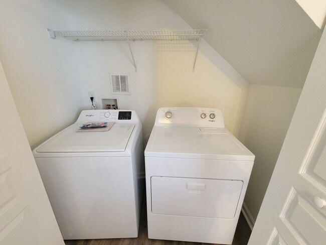 Building Photo - End Unit Townhome in Callonwood, Matthews! Near I-485 ***First month free with a 13-month lease***