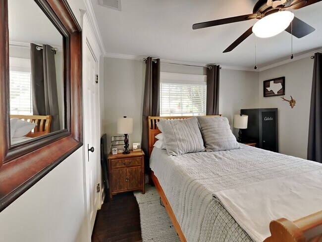 Building Photo - Fairmount Cottage READY NOW!