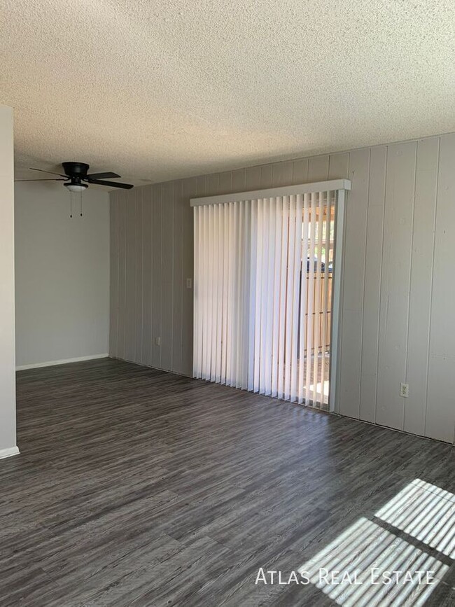 Building Photo - 729 E Cochise Dr