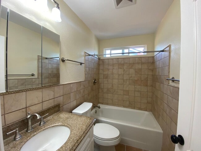 Building Photo - 3 Bedroom Home - Centrally Located with So...