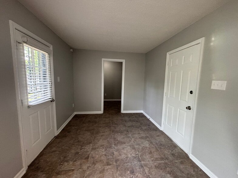 Building Photo - 3989 Battlefield Dr