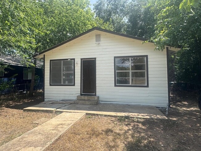 Building Photo - 410 Railroad St
