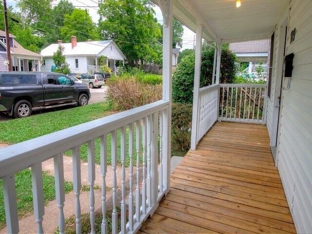 Building Photo - Spacious 1 Bedroom 1 Bath Home With Large ...
