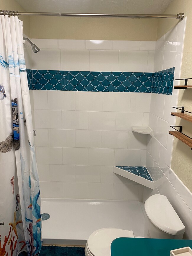 Beautifully tiled full-size shower - 2013 Coal Pl SE