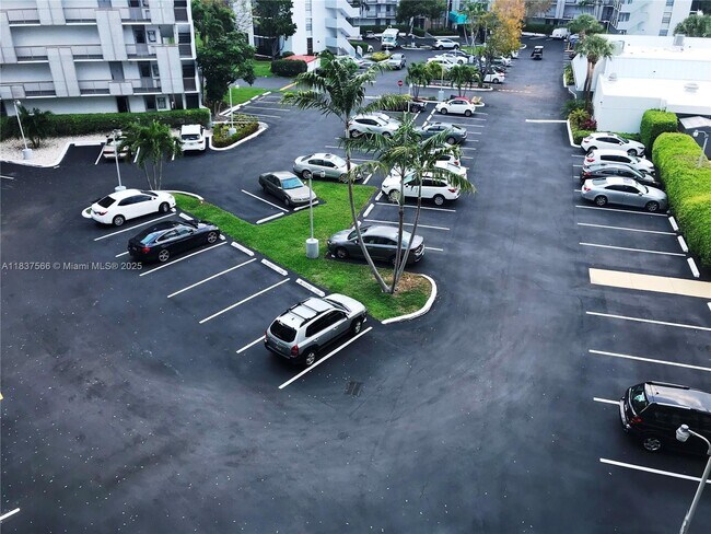 Building Photo - 3475 N Country Club Dr