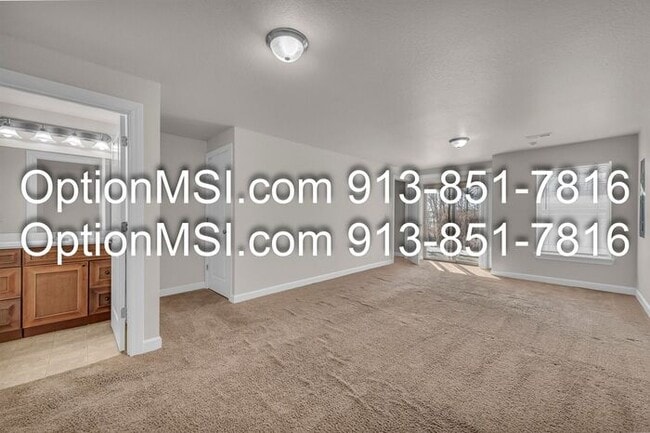 Building Photo - Charming 3-Bedroom Townhouse in Piper School District