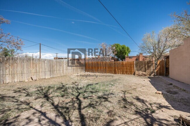 Building Photo - 909 W Evans Ave