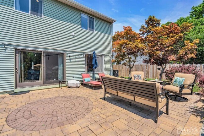 Building Photo - 47 Woodland Way