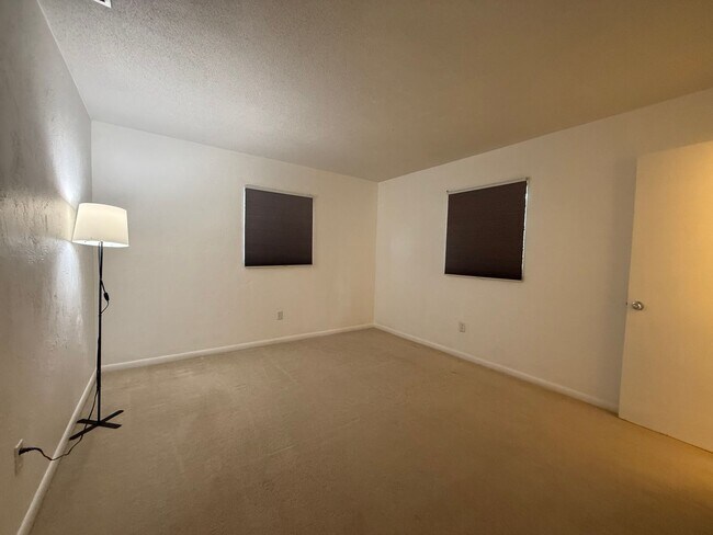Building Photo - Charming 2 bedroom 1.5 bathroom home
