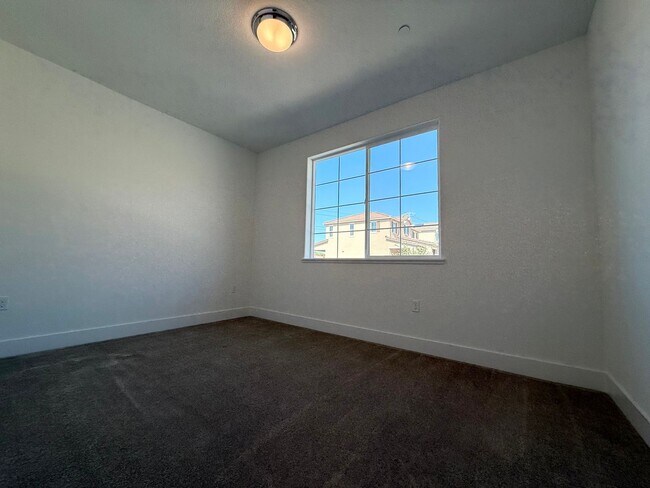 Building Photo - BRAND NEW 4 Bed 3 Bath Martinez Home - Owned Solar! Just Completed!