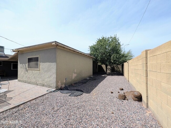 Building Photo - 2443 E Earll Dr