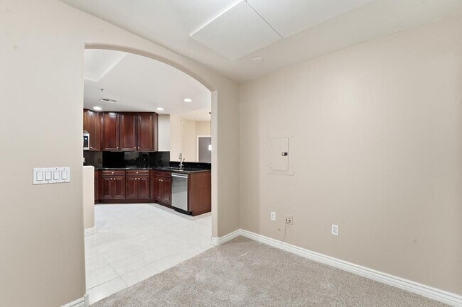 Building Photo - 5350 E Deer Valley Dr