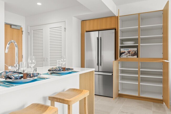 Building Photo - Fully furnished 1-bed, 1-bath, 1-parking a...