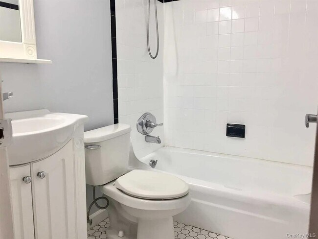 Building Photo - 8 Colonial Rd