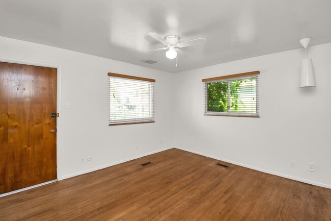 Building Photo - A Gardners Dream 2 Bed 1 Bath Home in Amazing SLC Location! Available NOW!