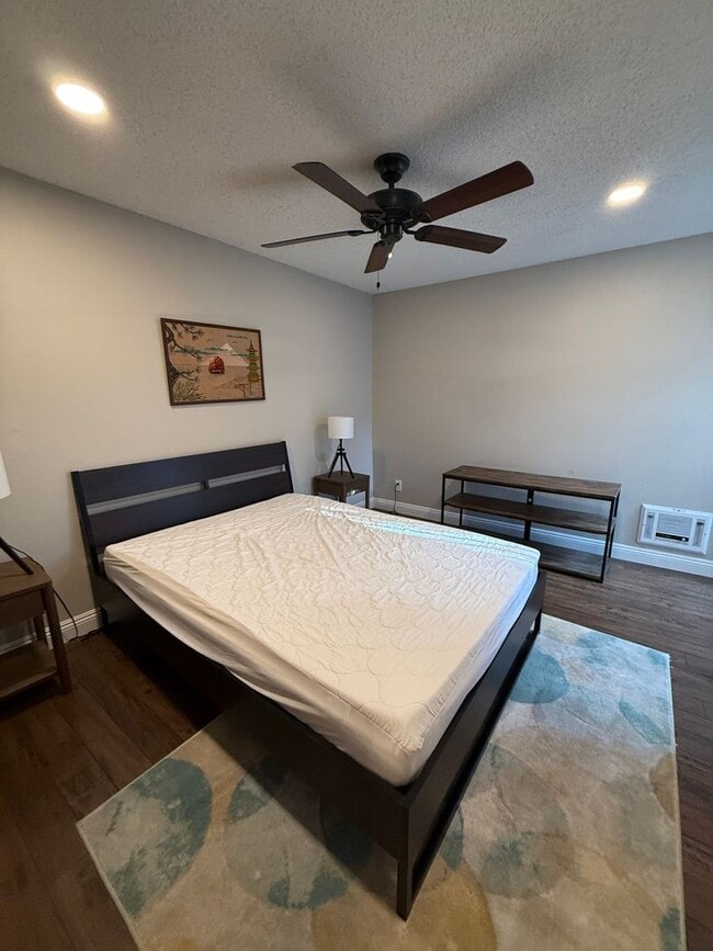 Building Photo - Centrally located Mission Valley 2 bedroom condo