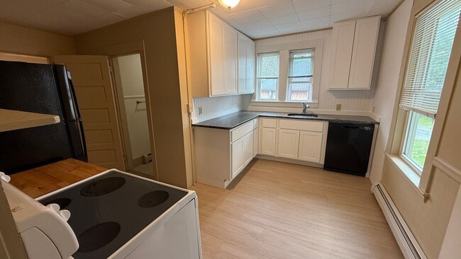 Building Photo - 5 Bedroom 2 bathroom House Available for r...