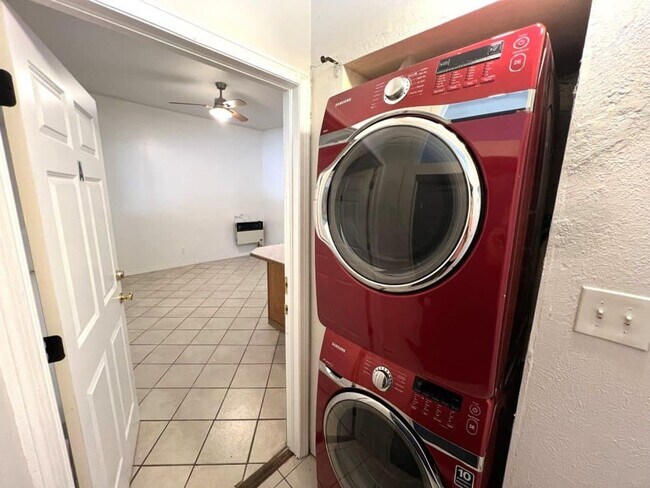 Building Photo - August 2026 Pre-Lease! One Bedroom on the Hill