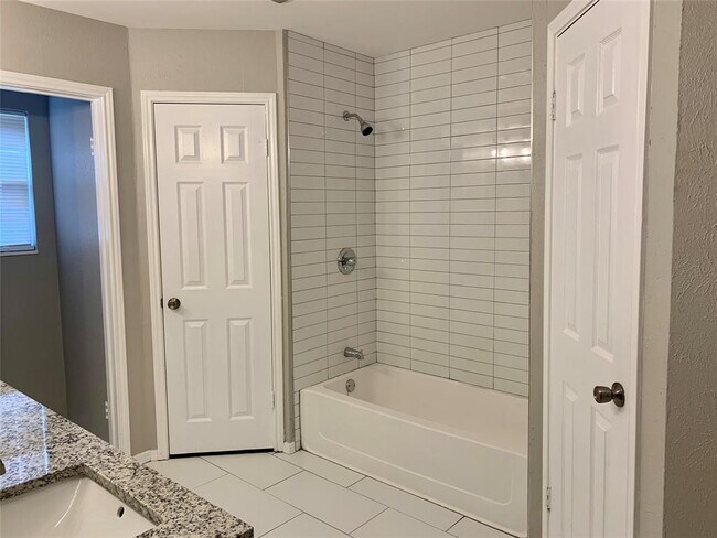 Building Photo - 1604 Middleway Rd