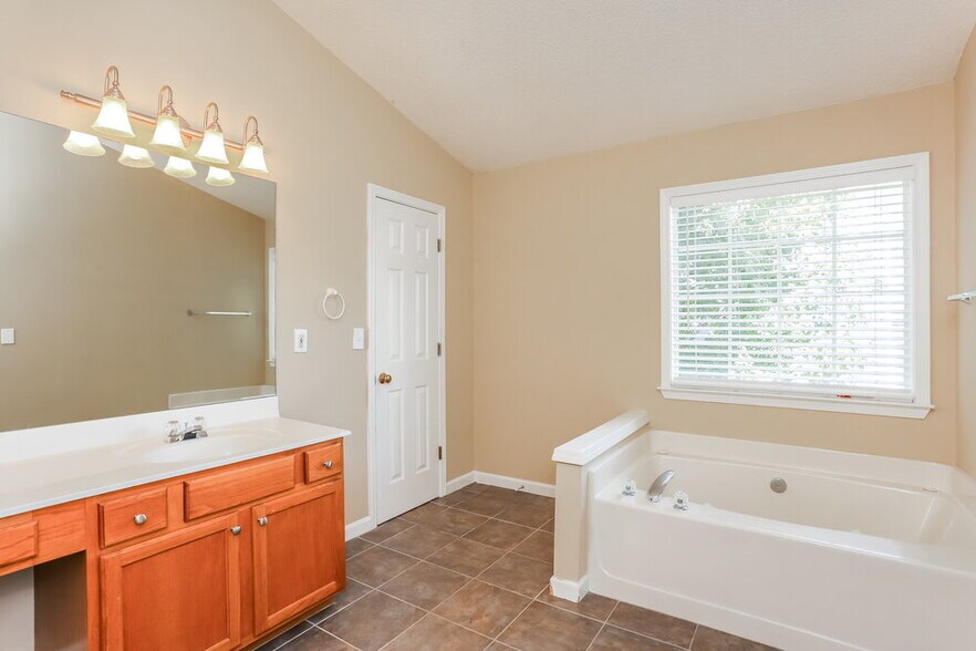 Building Photo - 4425 Ridgefair Dr