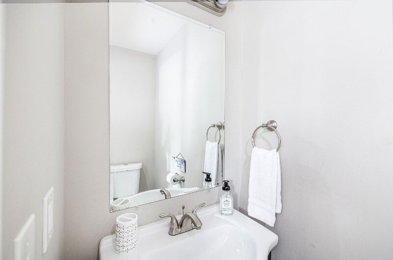 Building Photo - 204 Edgewater Dr