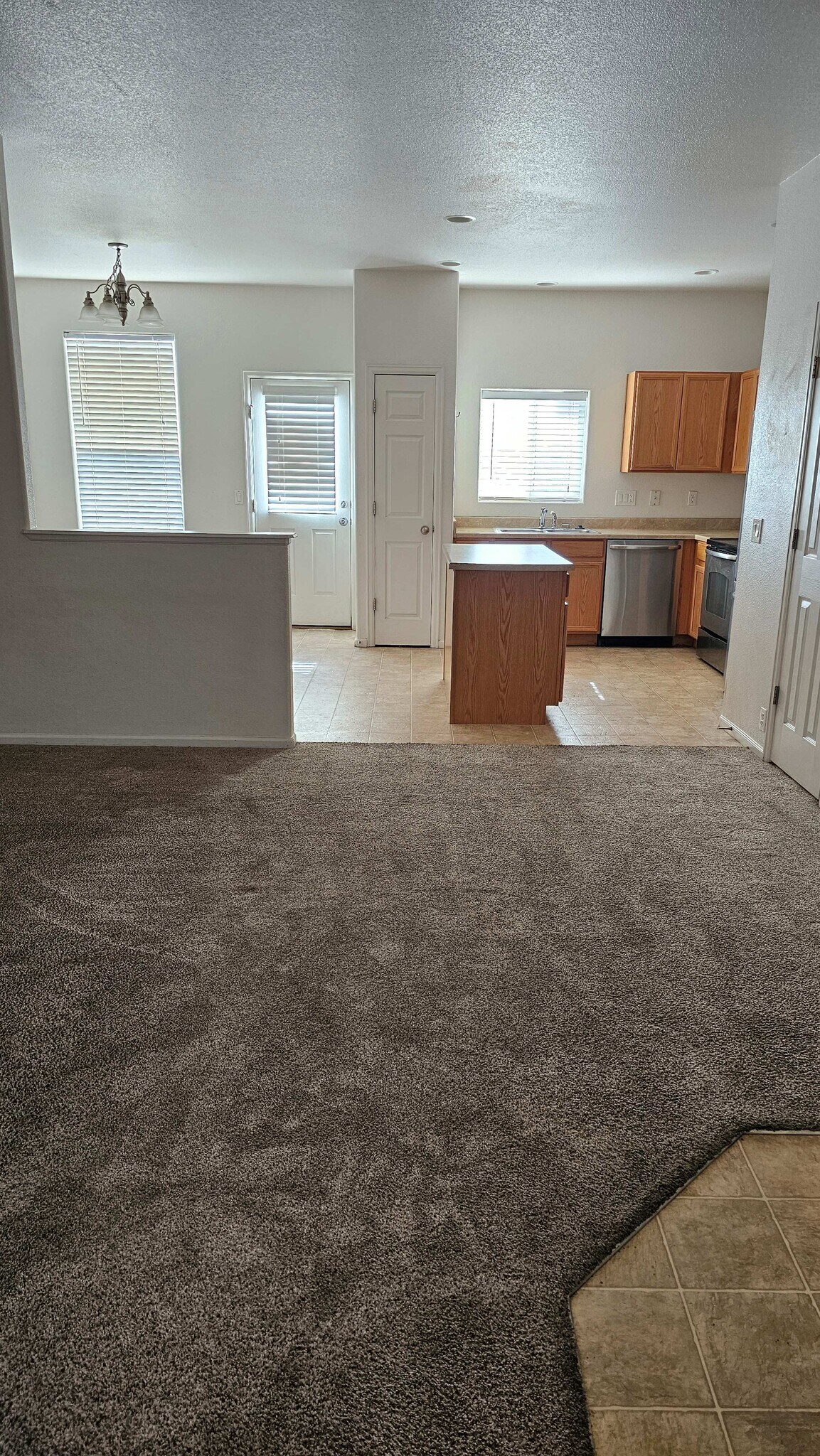 Living Rm / Kichen - 2761 Tumblewood Grv