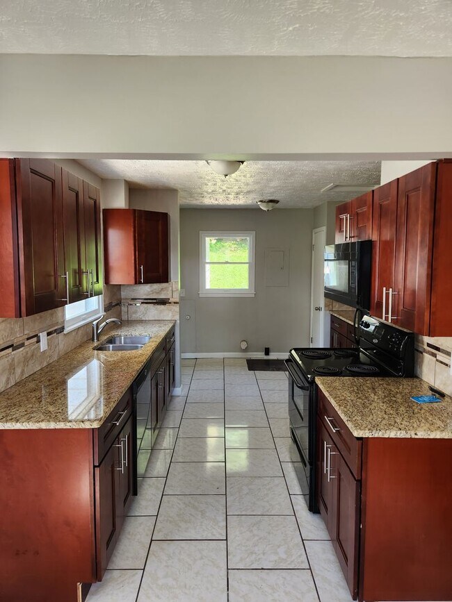 Building Photo - Newly Remodeled 3/1