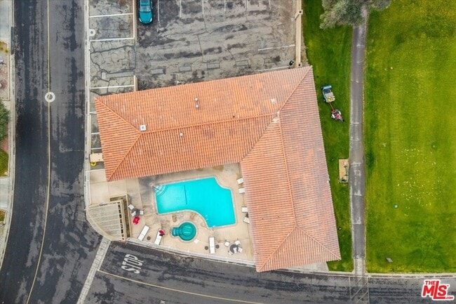 Building Photo - 425 S Paseo Laredo
