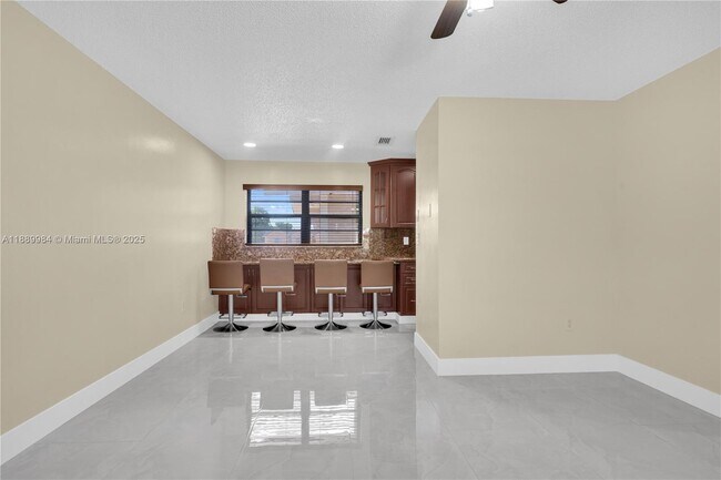Building Photo - 2560 W 60th St