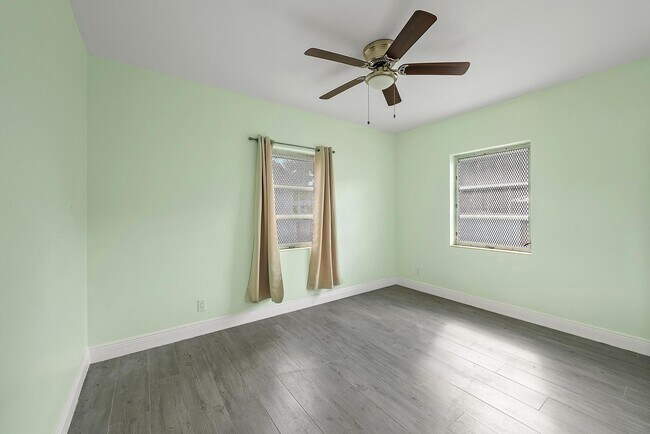 Building Photo - 135 E 28th St