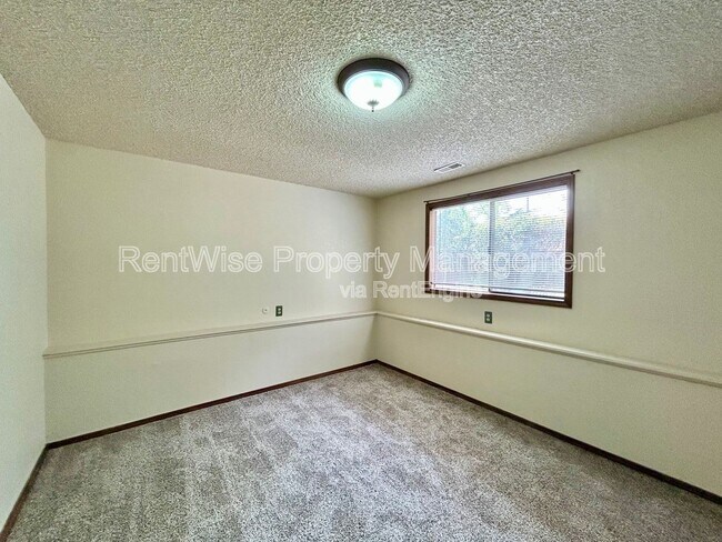 Building Photo - 875 N Gossett Pl