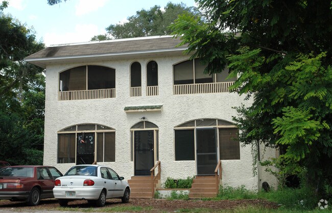 Building Photo - 910 N Amelia Ave