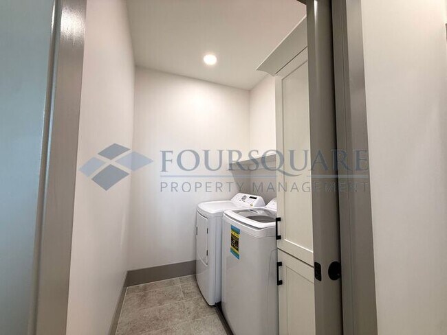 Building Photo - Modern 4-Bed / 4 Bath Townhome with Fireplace, Outdoor Spaces & Fenced Yard – Inside the Beltline...