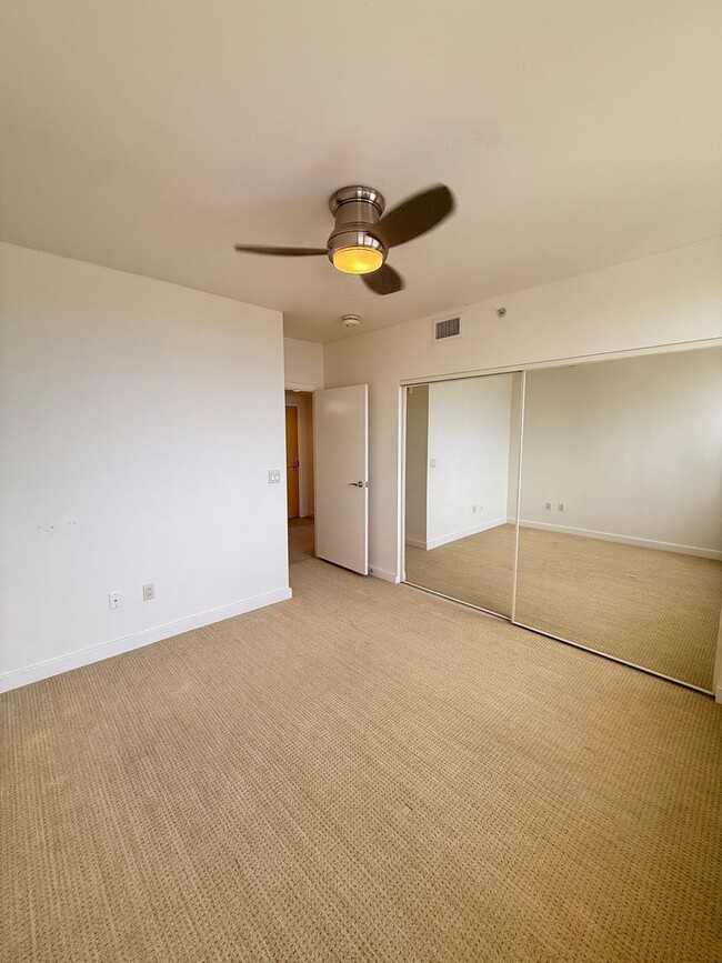 Building Photo - Available Now 1 Bed, 1 Bath, Kaka'ako, Oce...