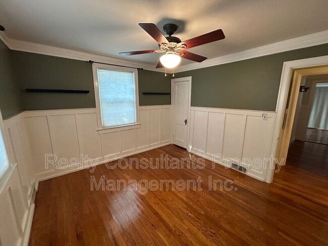 Building Photo - 2461 Lyndhurst Ave
