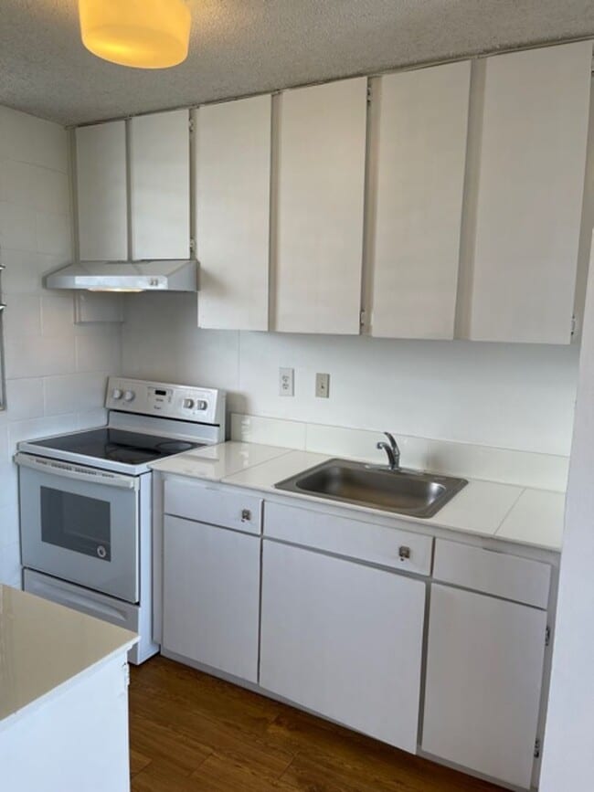 Building Photo - Studio w/ parking -Close to UH! Views of Diamond Head- Electricity Included