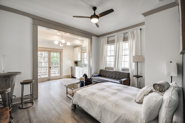 Building Photo - $400 Move In Special: Beautifully Updated Midtown Studio Apartment Walking Distance to Piedmont P...