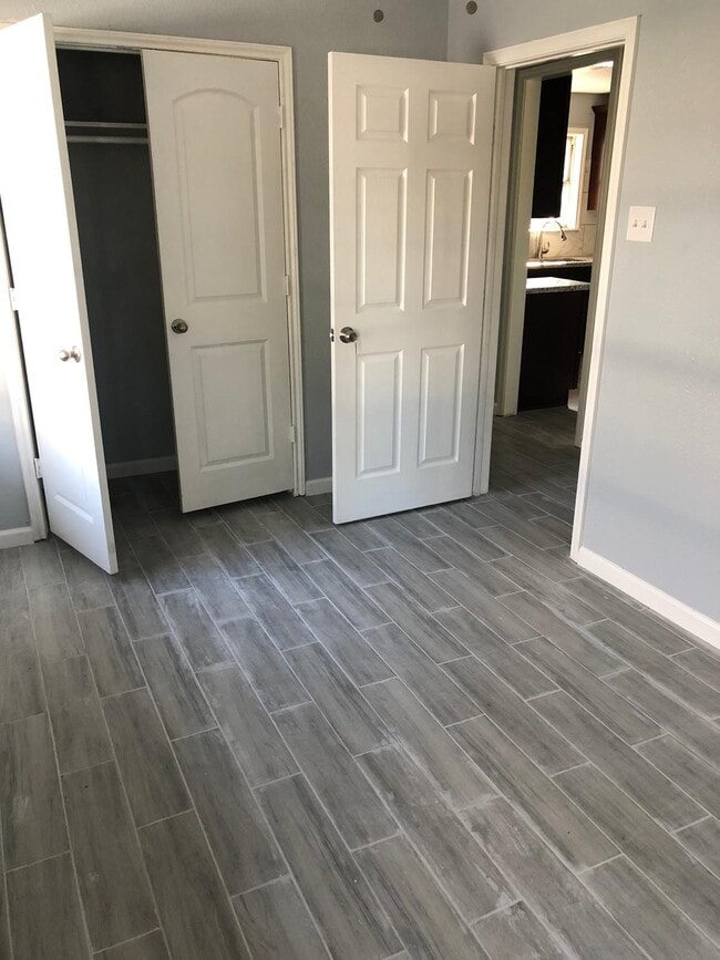 Building Photo - 6022 Lyndhurst Dr