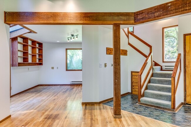 Building Photo - Private 3 Bedroom Home in the Woods