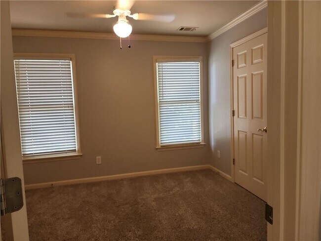 Building Photo - 606 Villa Estates Ln