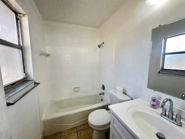 Building Photo - 606 Water Rd