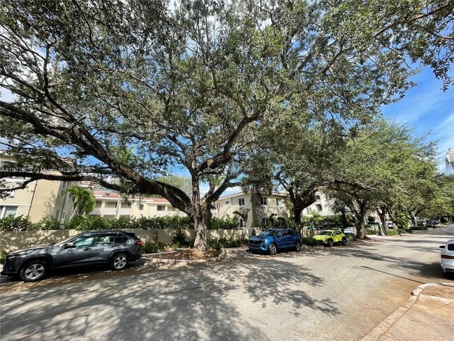 Building Photo - 125 Edgewater Dr