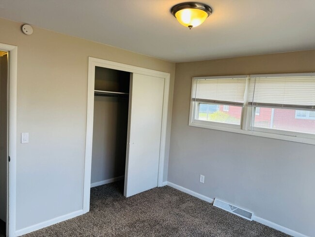 Building Photo - Dog Friendly 4 Bedroom - Billings West End